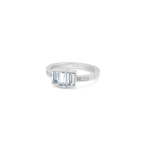 Smuk og elegant ring i hvidguld med topaser