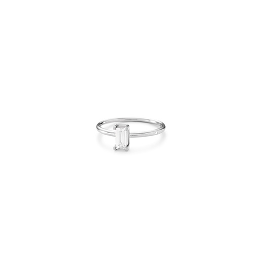 18 karat hvidguld ring med hvid topas fra Ro Copenhagen