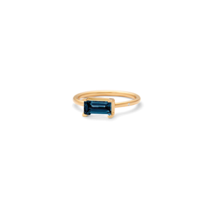 Elegant 18 karat guld ring med blå topas