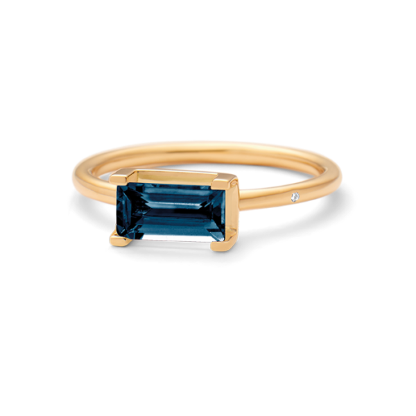 Elegant 18 karat guld ring med blå topas