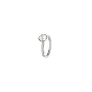 Pearl ring fra Spinning Jewelry i rhodineretsølv