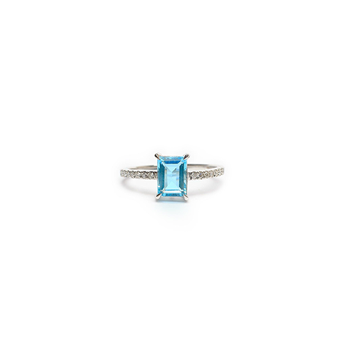 18 karat hvidguld ring, med den smukkeste blå topas og brillanter