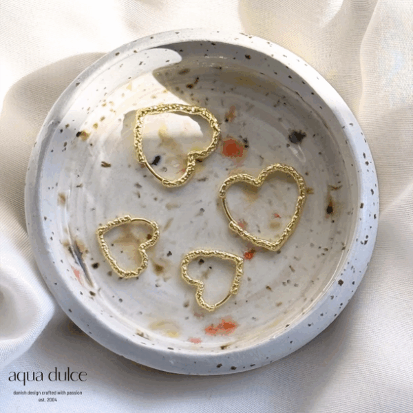 Forgyldte Love Me Heart Hoops fra Aqua Dulce - Image 2