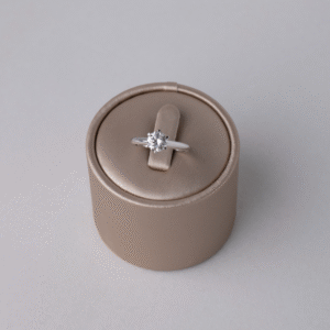 18 kt Ezze ring med diamanter fra EZZE