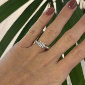 14 karat guld ring fyldt med diamanter fra Blomster Jewellery