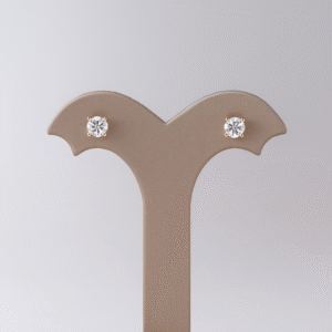 18 karat ørestikker Merneith med diamanter fra EZZE