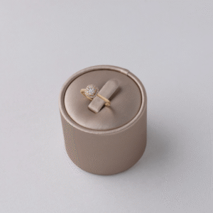 18 kt Rania ring med diamanter fra EZZE