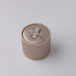 18 kt Xenia ring med diamanter fra EZZE