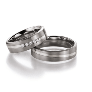 Titanium vielsesringe med 14 karat hvidguld fra CR